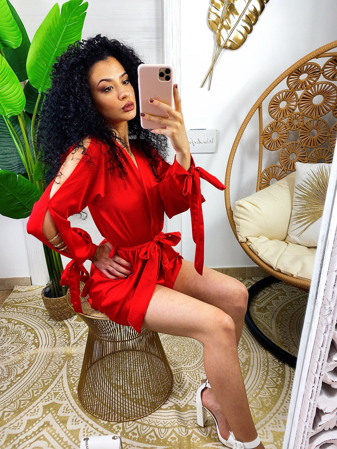 Tutina in raso rosso con spacchi