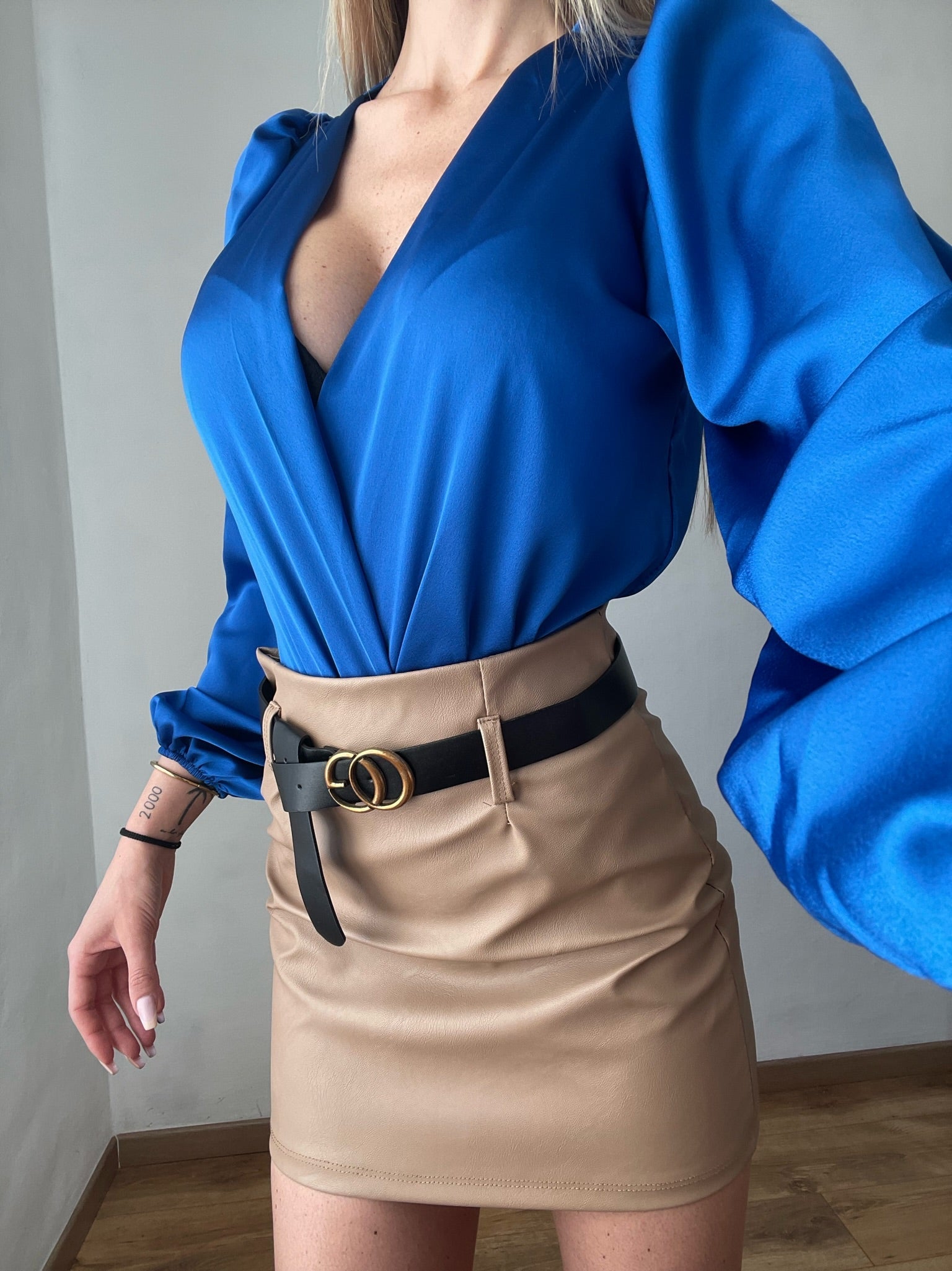 Body in raso scollo a V blu elettrico