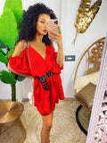 Abito in raso rosso con rouches