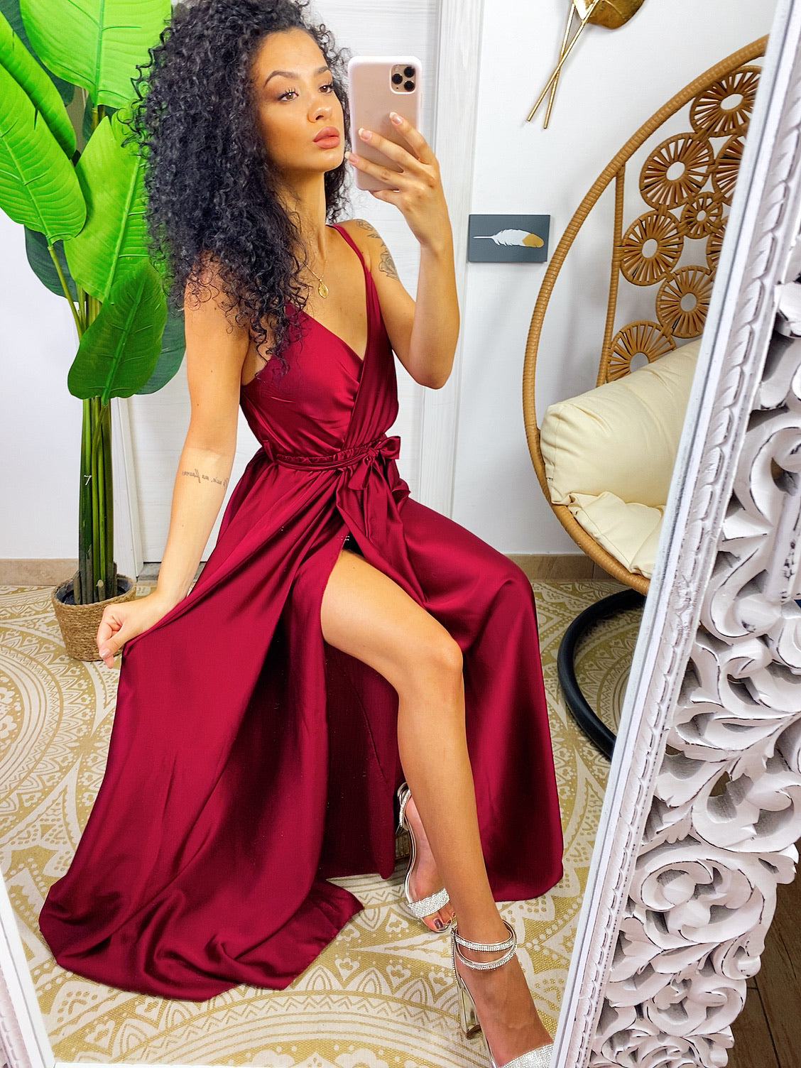 Abito in raso con maxi spacco Bordeaux scuro