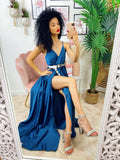 Abito in raso con maxi spacco blu petrolio