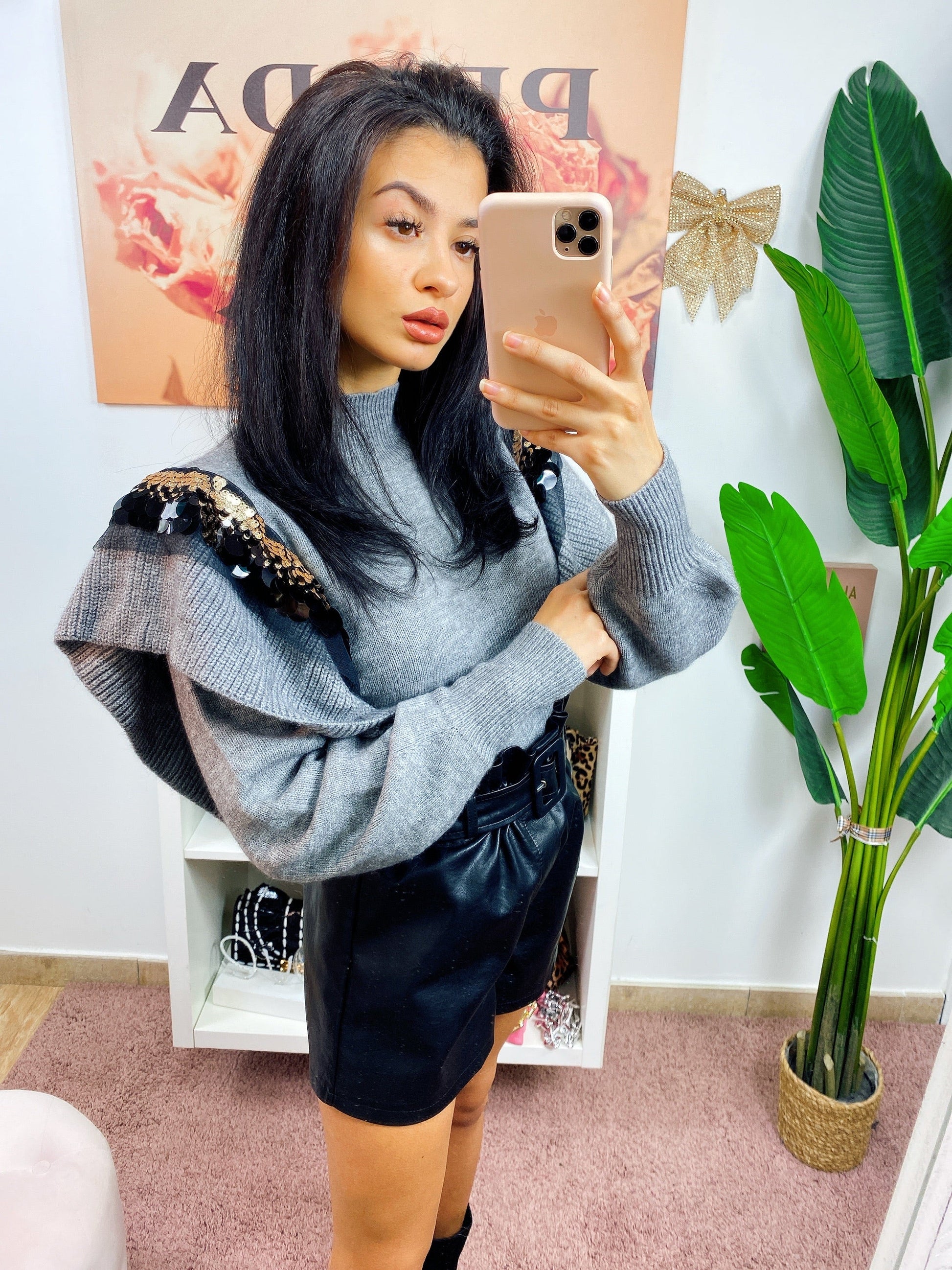 Maglione grigio ricamato con paillettes