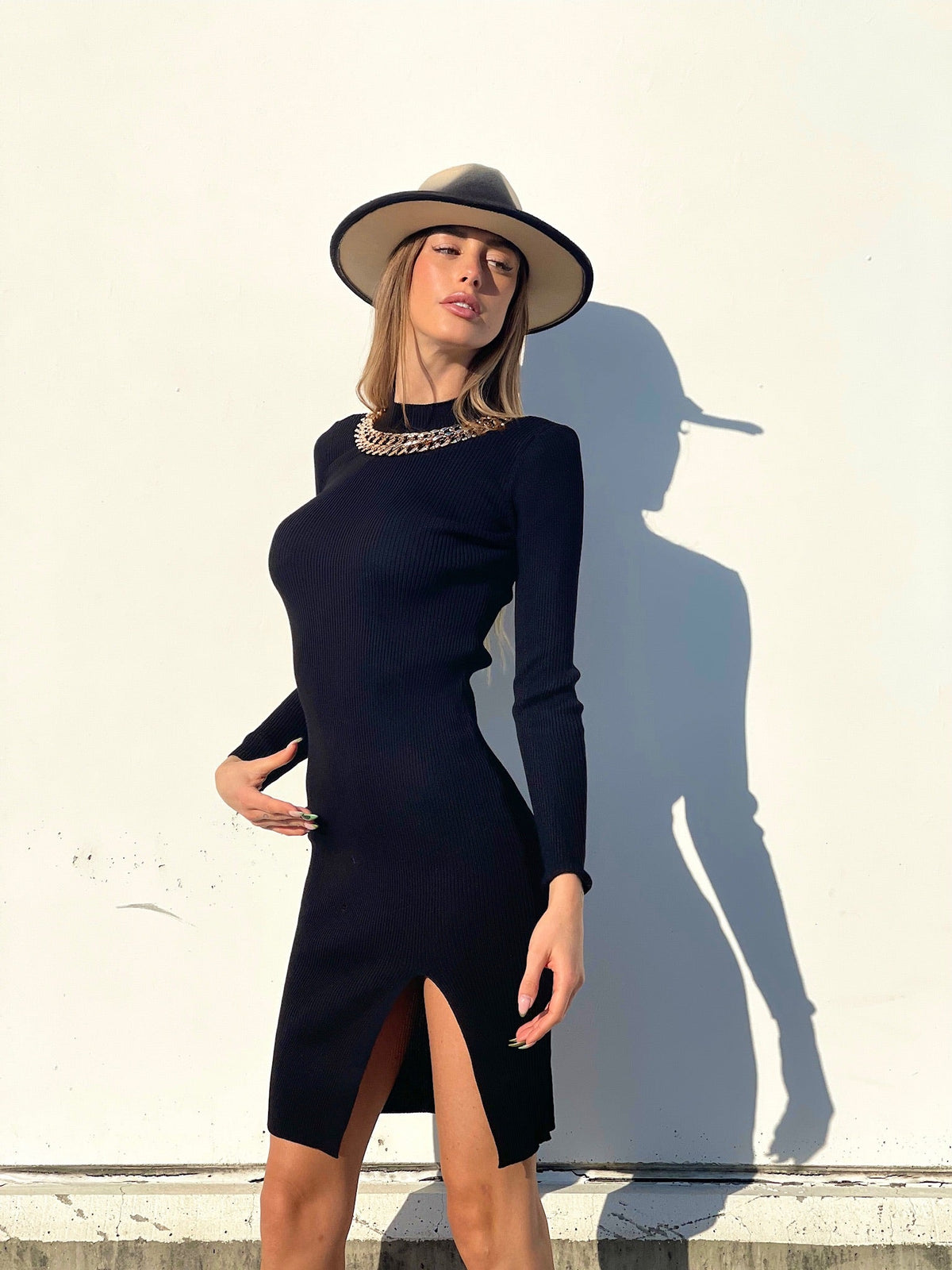 Abito in maglia nero con catene Oro