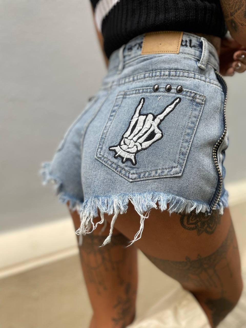 Short jeans borchie e patch
