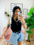 T-shirt con fiori e ciondoli nera