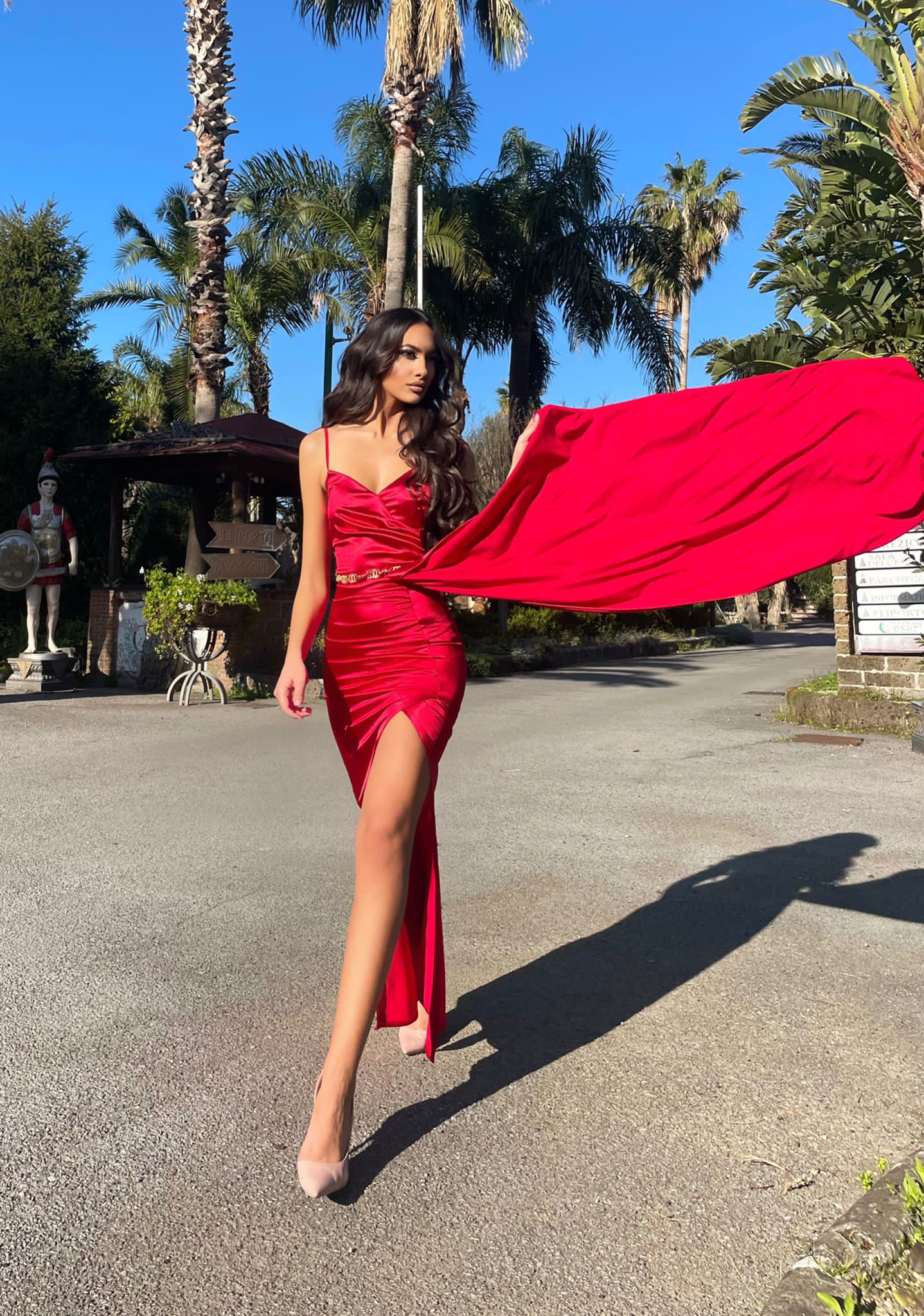 Abito in raso rosso con drappeggio