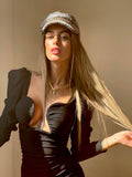 Cappello bianco e nero catena oro