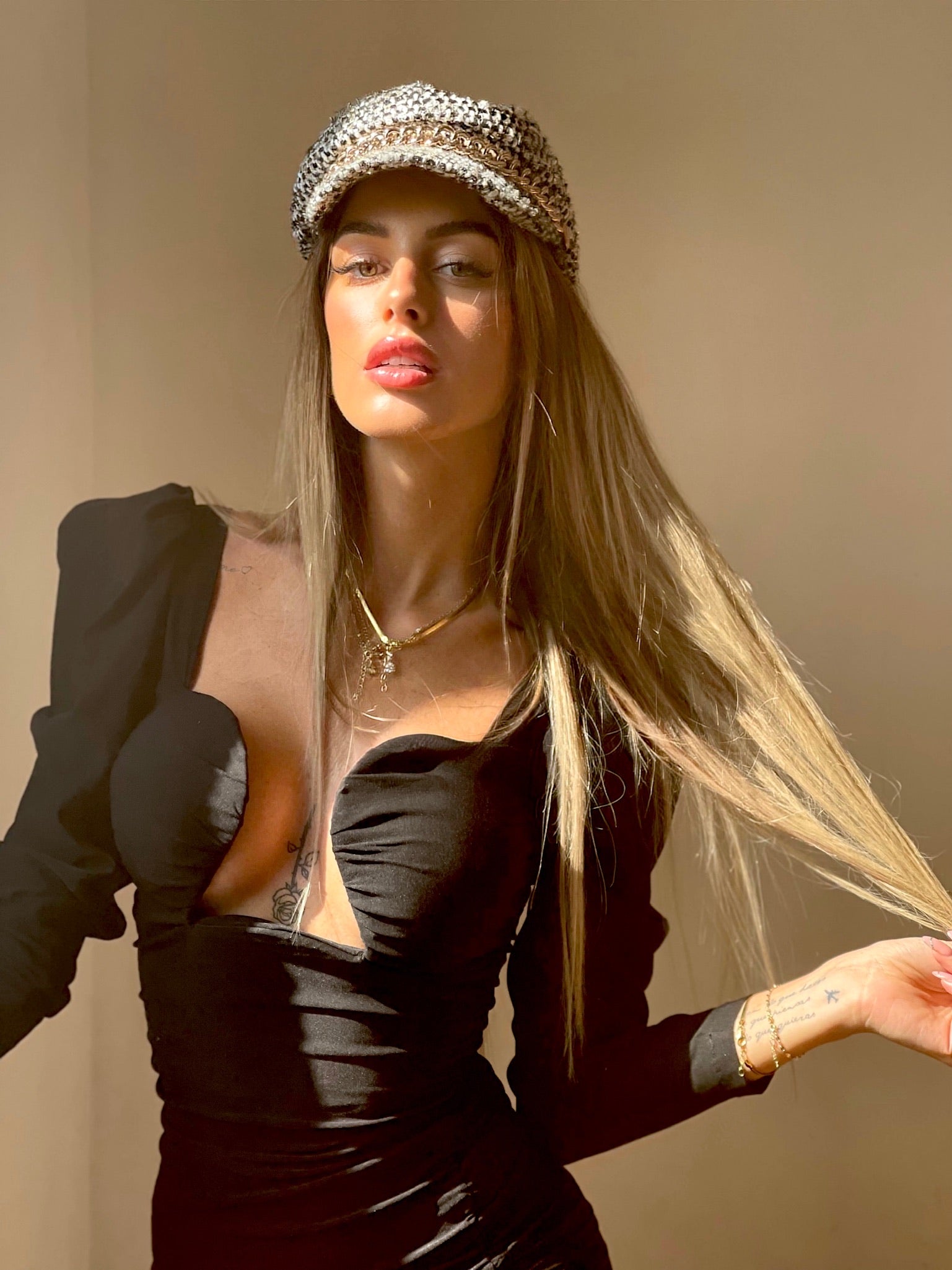 Cappello bianco e nero catena oro