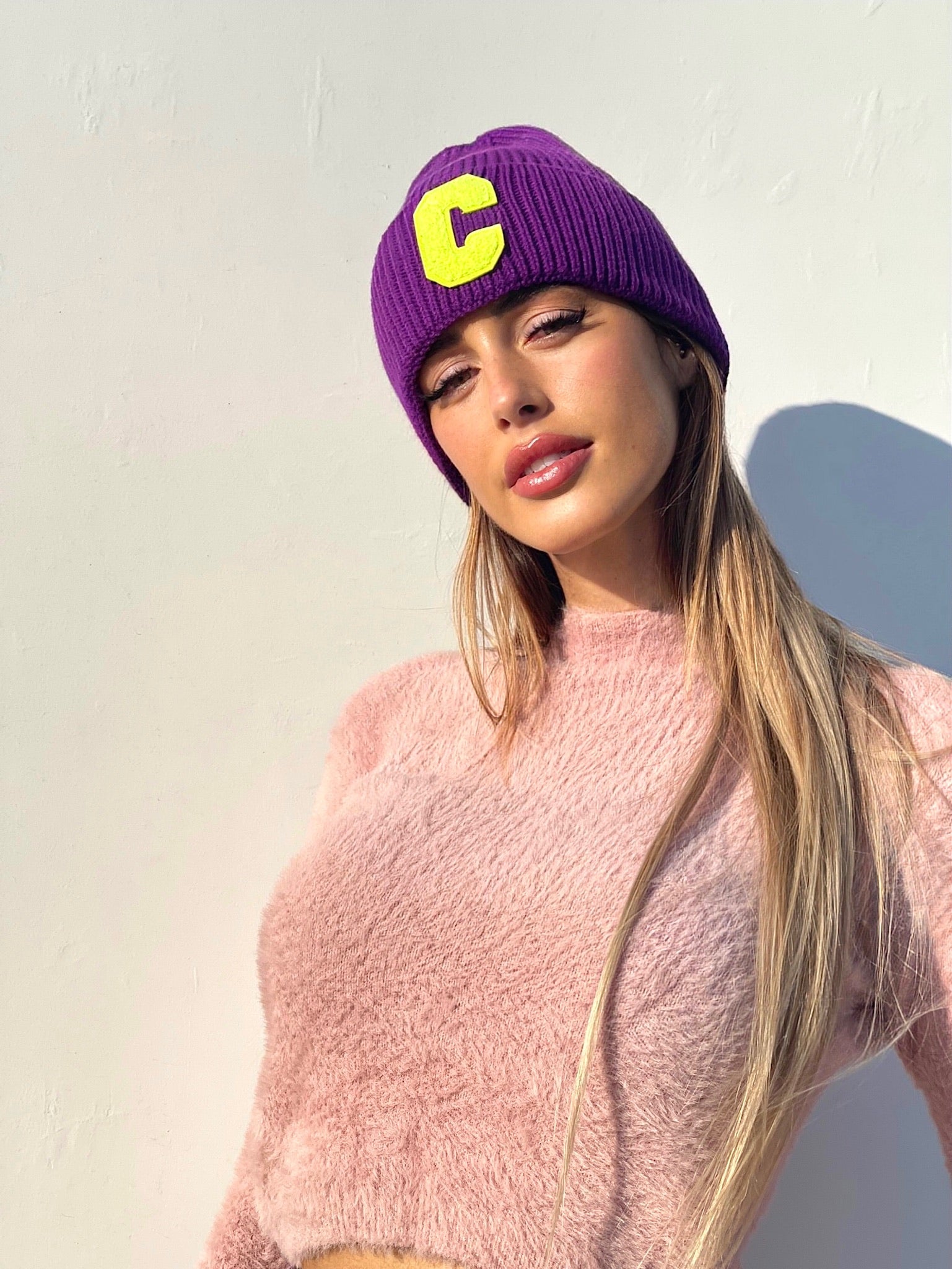 Cappello viola con C