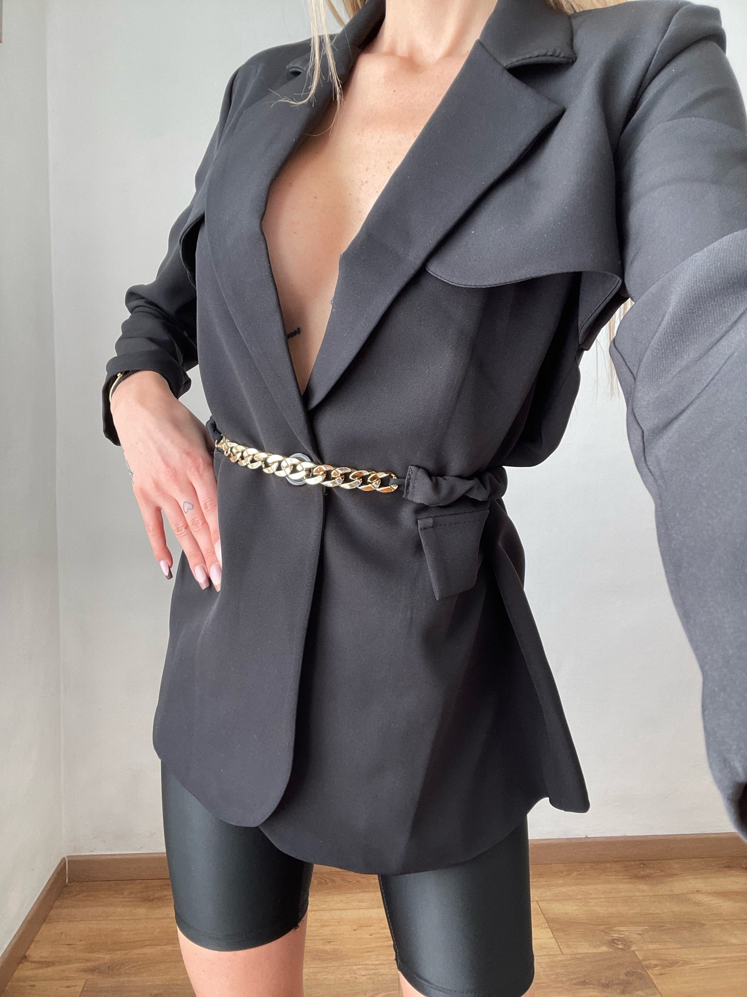 Blazer over nero con cintura