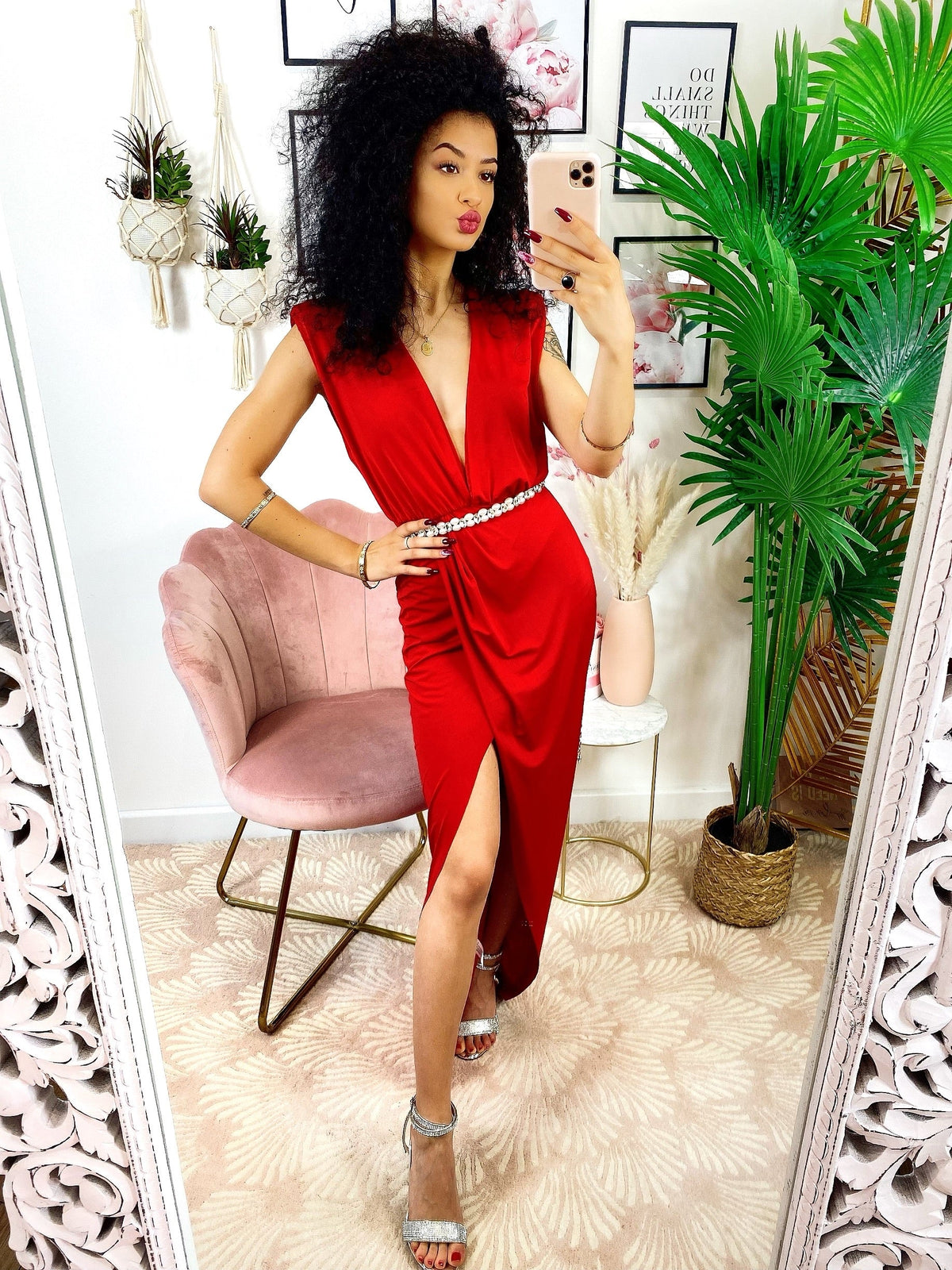Abito aderente con scollo a V e spacco rosso