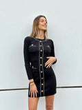 Abito con catena oro e bottoni