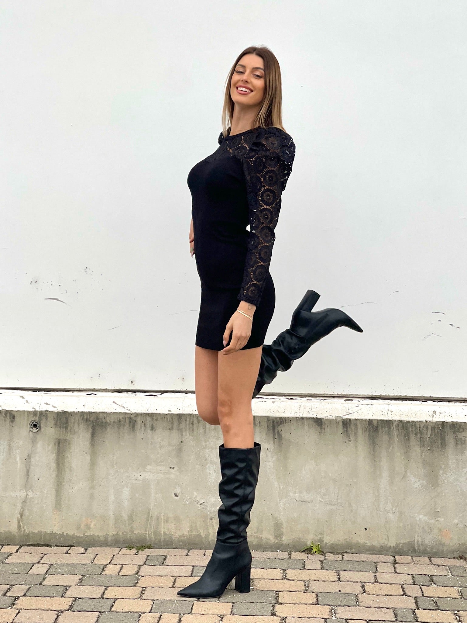 Abito nero con maniche in pizzo