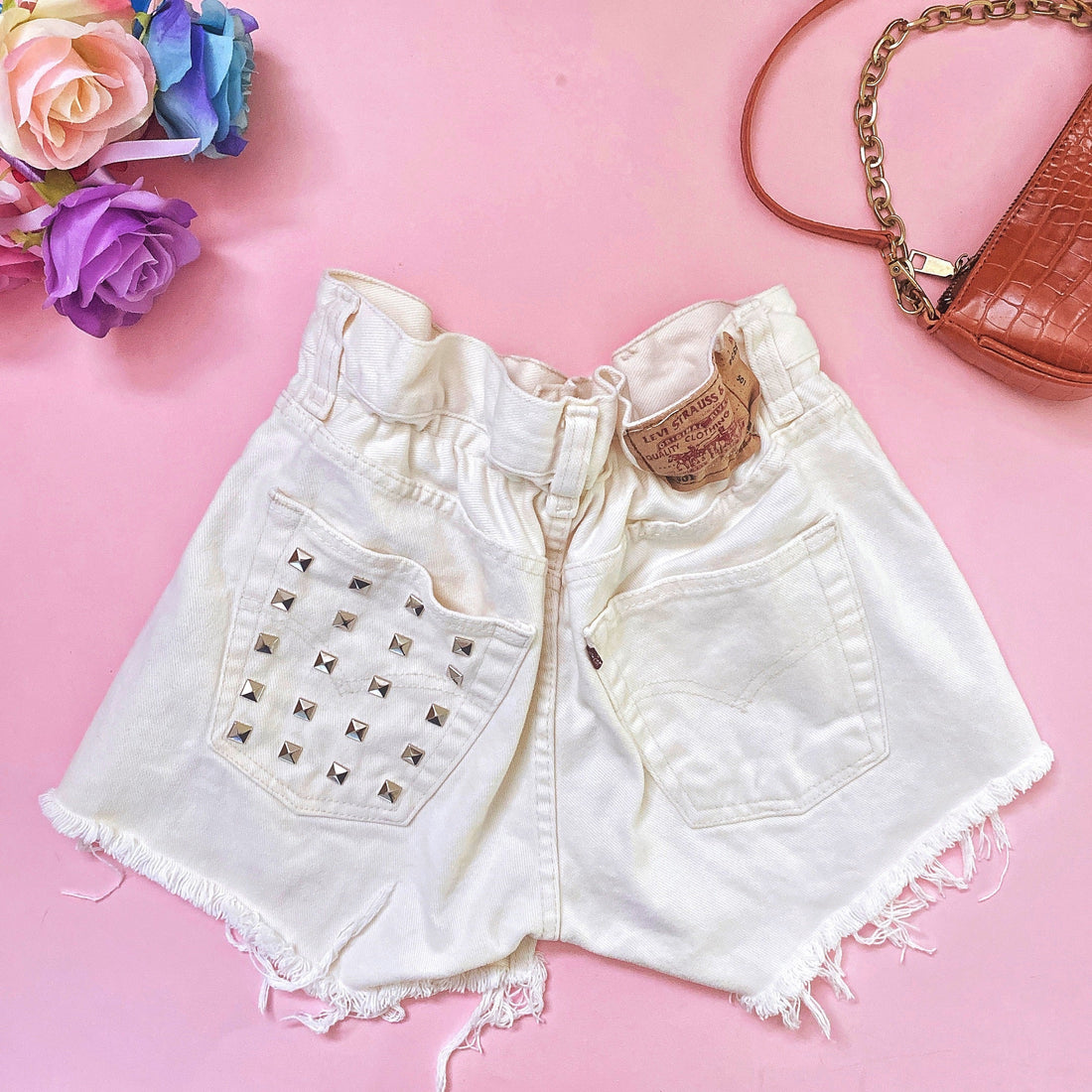 Vintage bianco con borchie a caramella