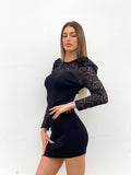 Abito nero con maniche in pizzo