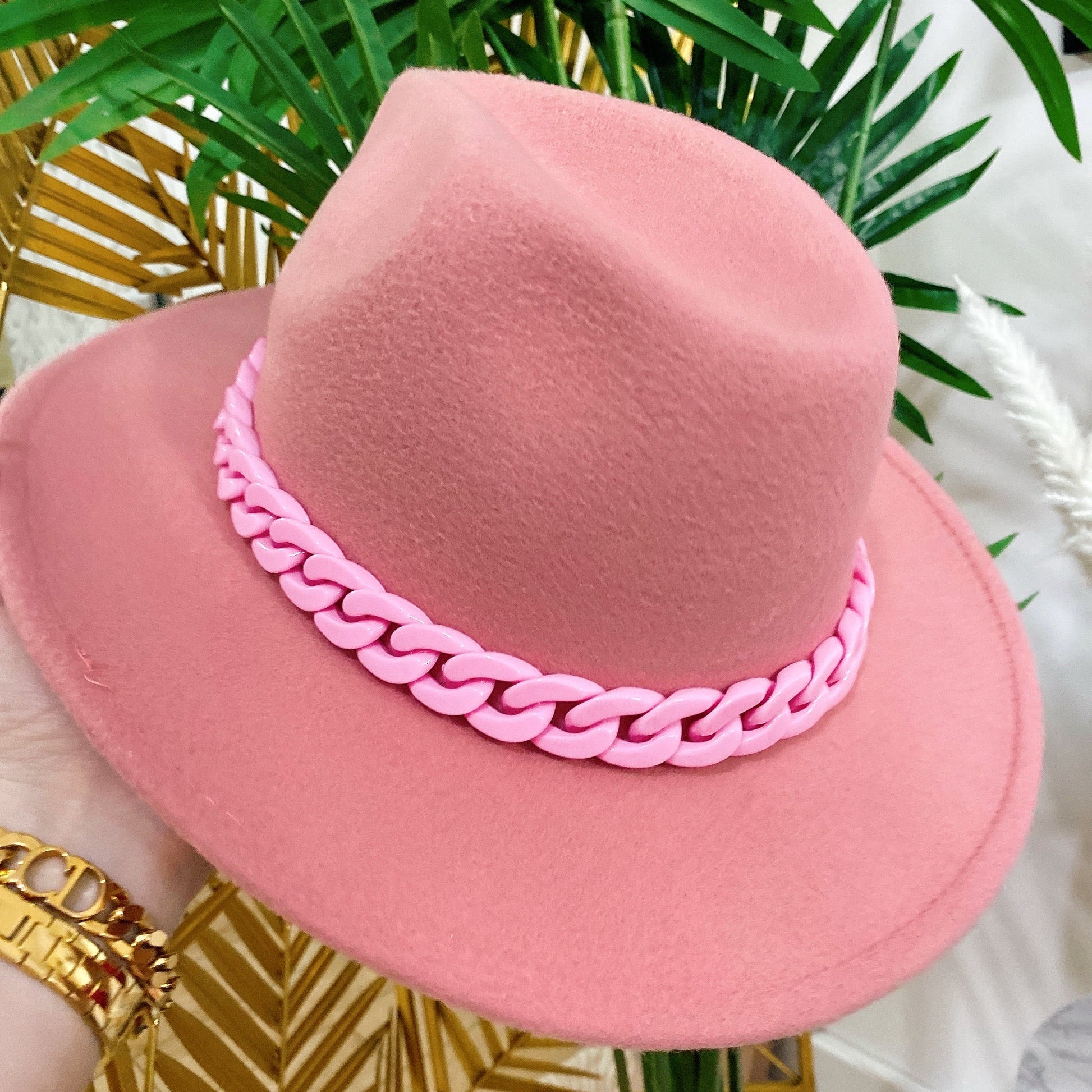 Cappello rosa con catena