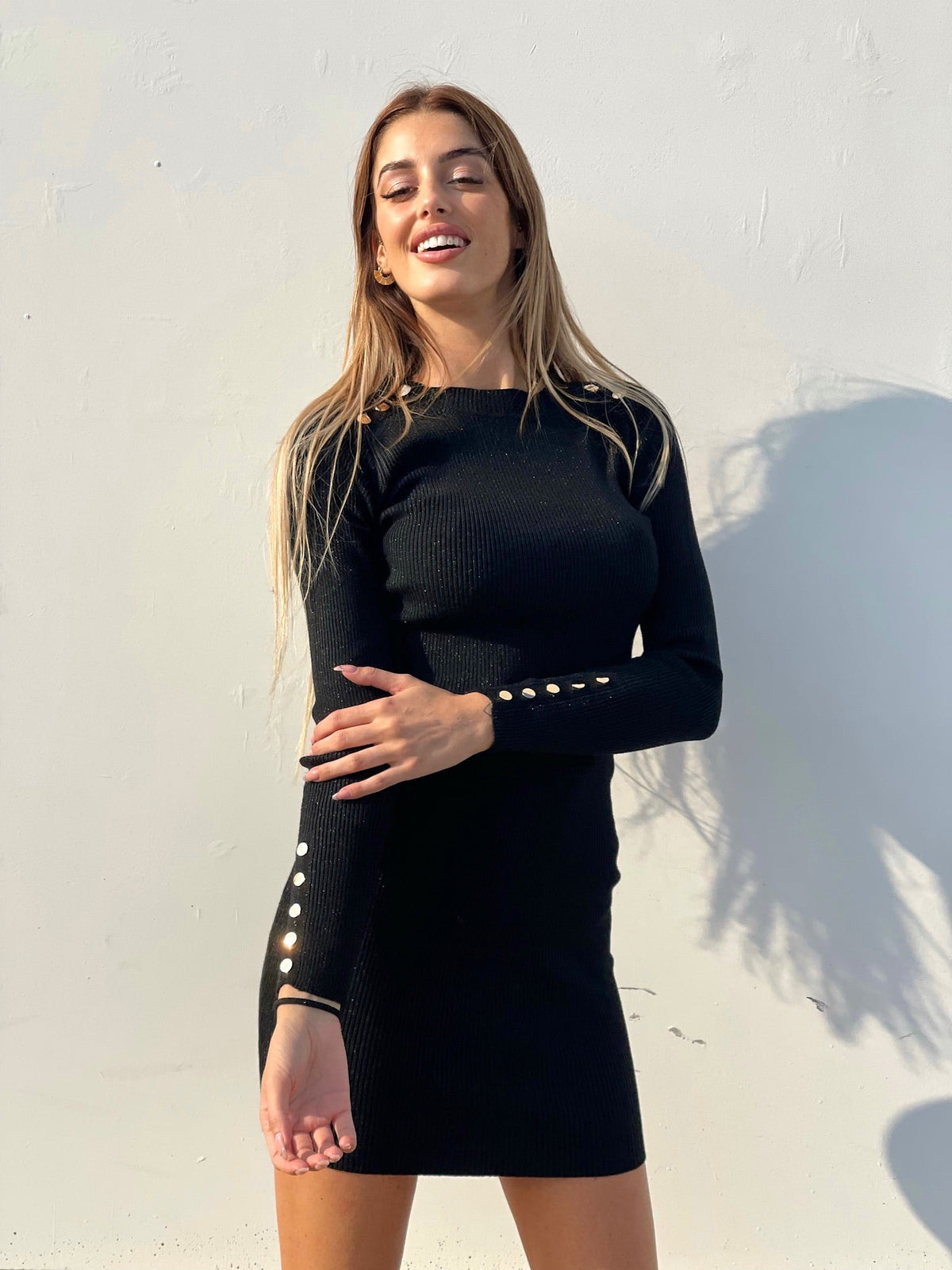 Abito nero con bottoncini oro