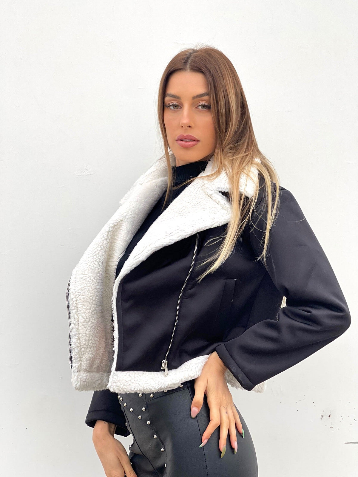 Montone nero con pelo bianco