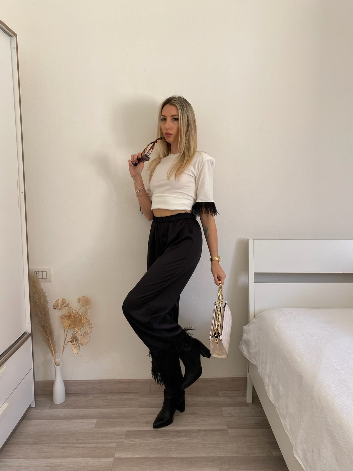 Pantalone nero con piume