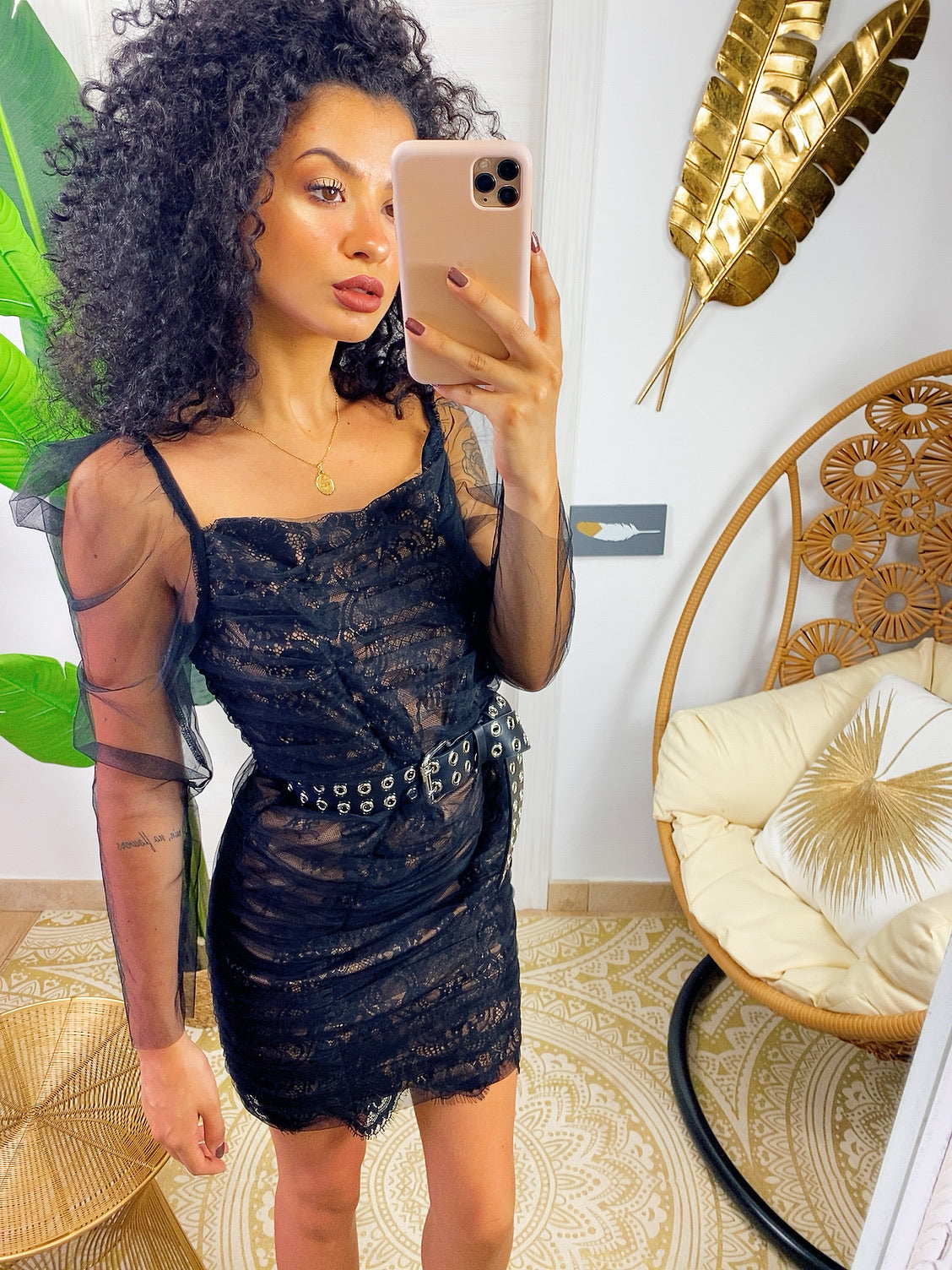 Abito velato con pizzo nero