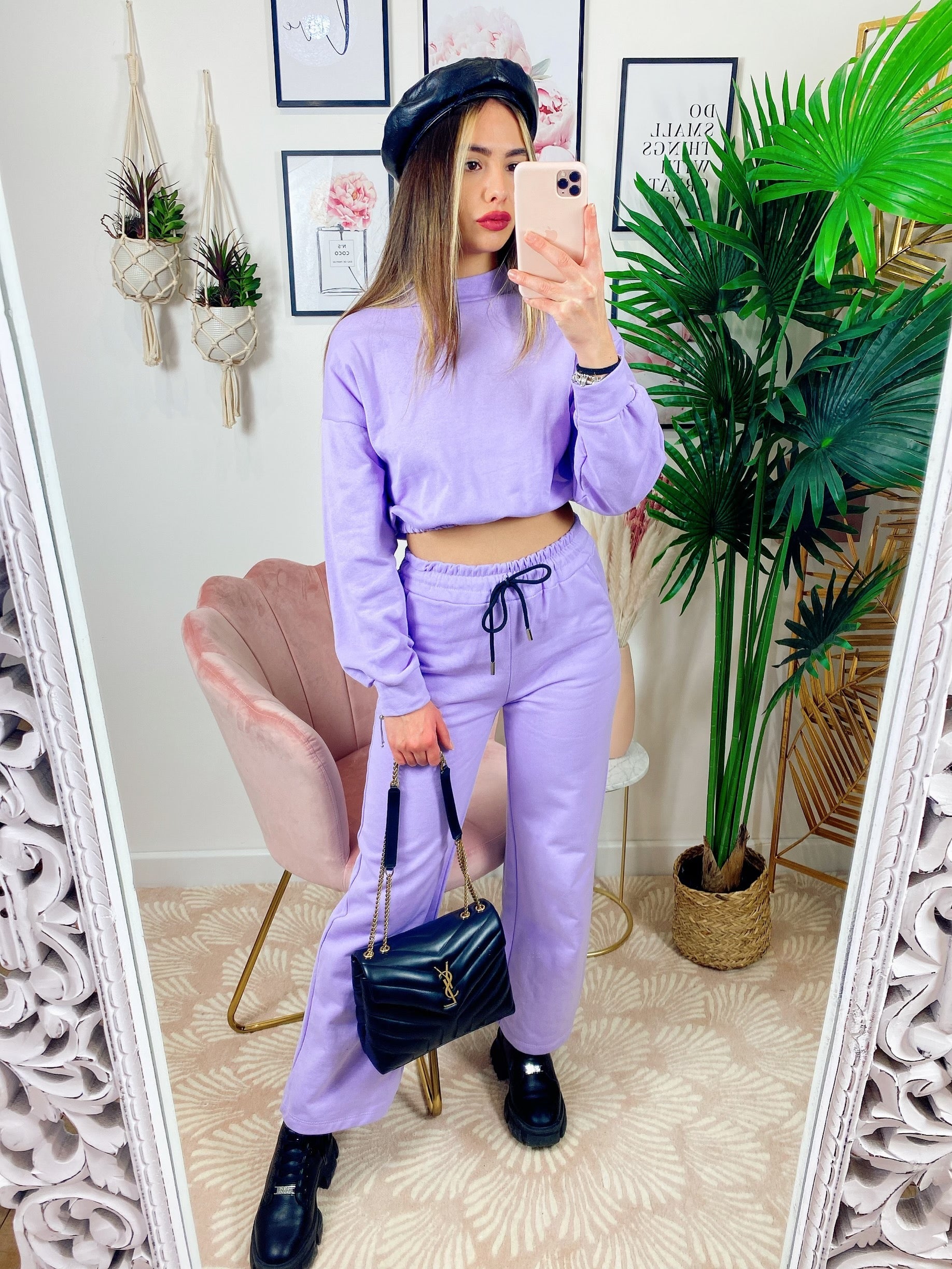 Jogger gamba larga e croptop lilla