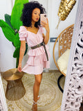 Abito a balze in cotone con manica rosa