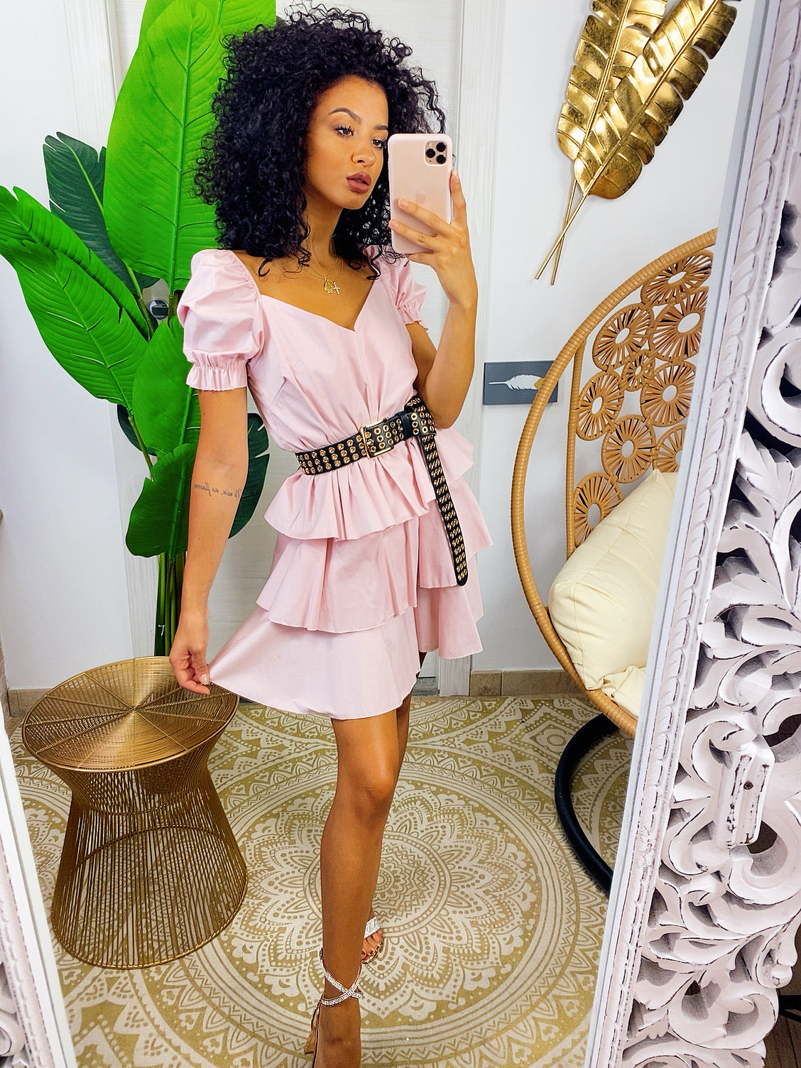 Abito a balze in cotone con manica rosa
