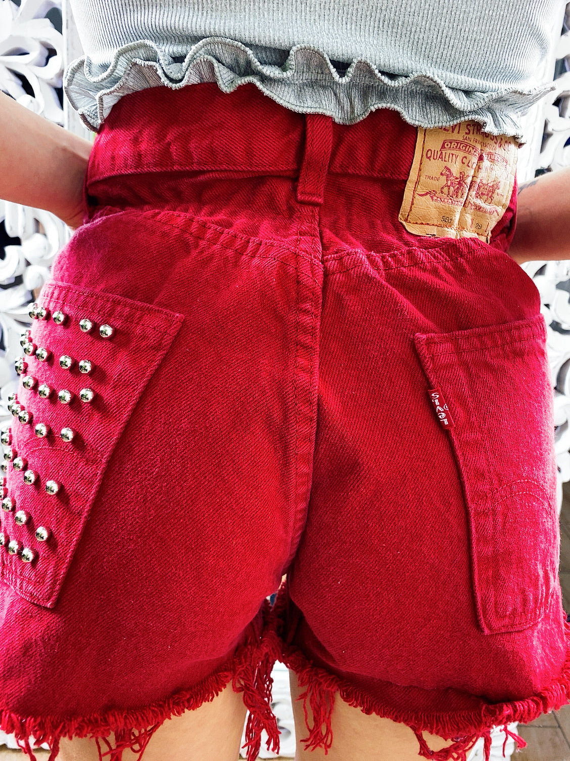 Short Vintage Levi’s rosso con borchie argento