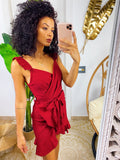 Abito corto bordeaux con gonna incrociata