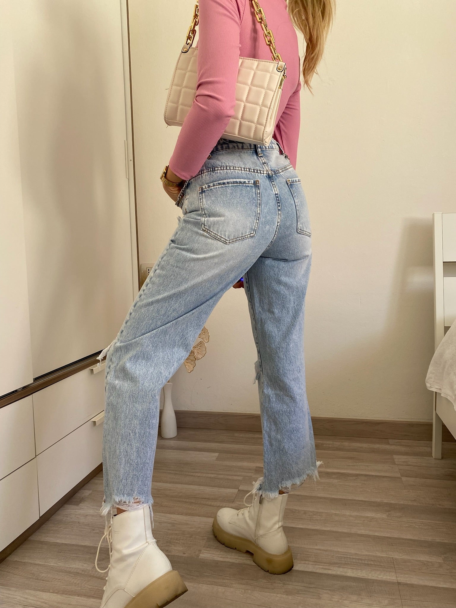 jeans con dettaglio aperture e catene