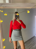 Maglione rosso a trecce