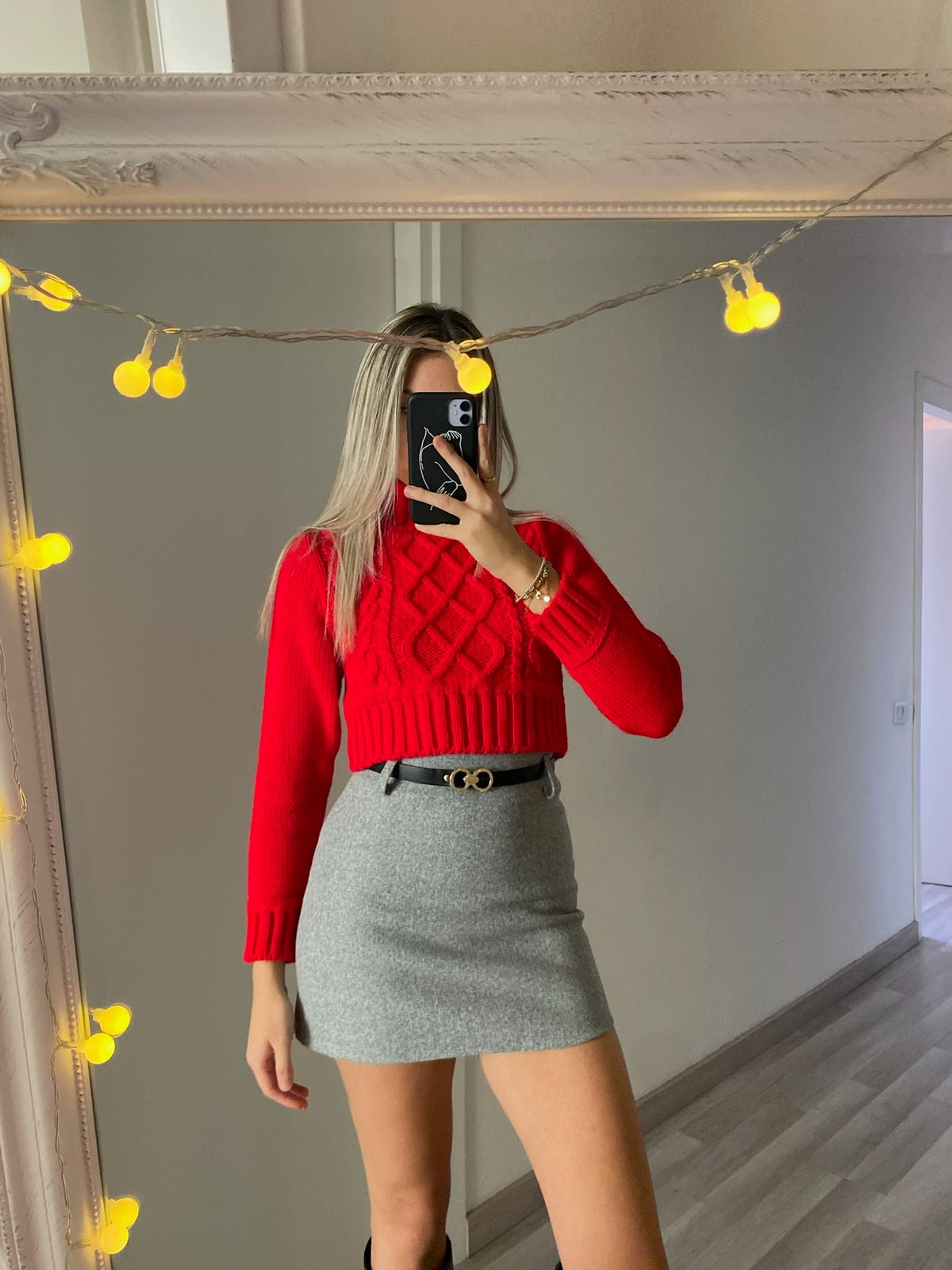Maglione rosso a trecce