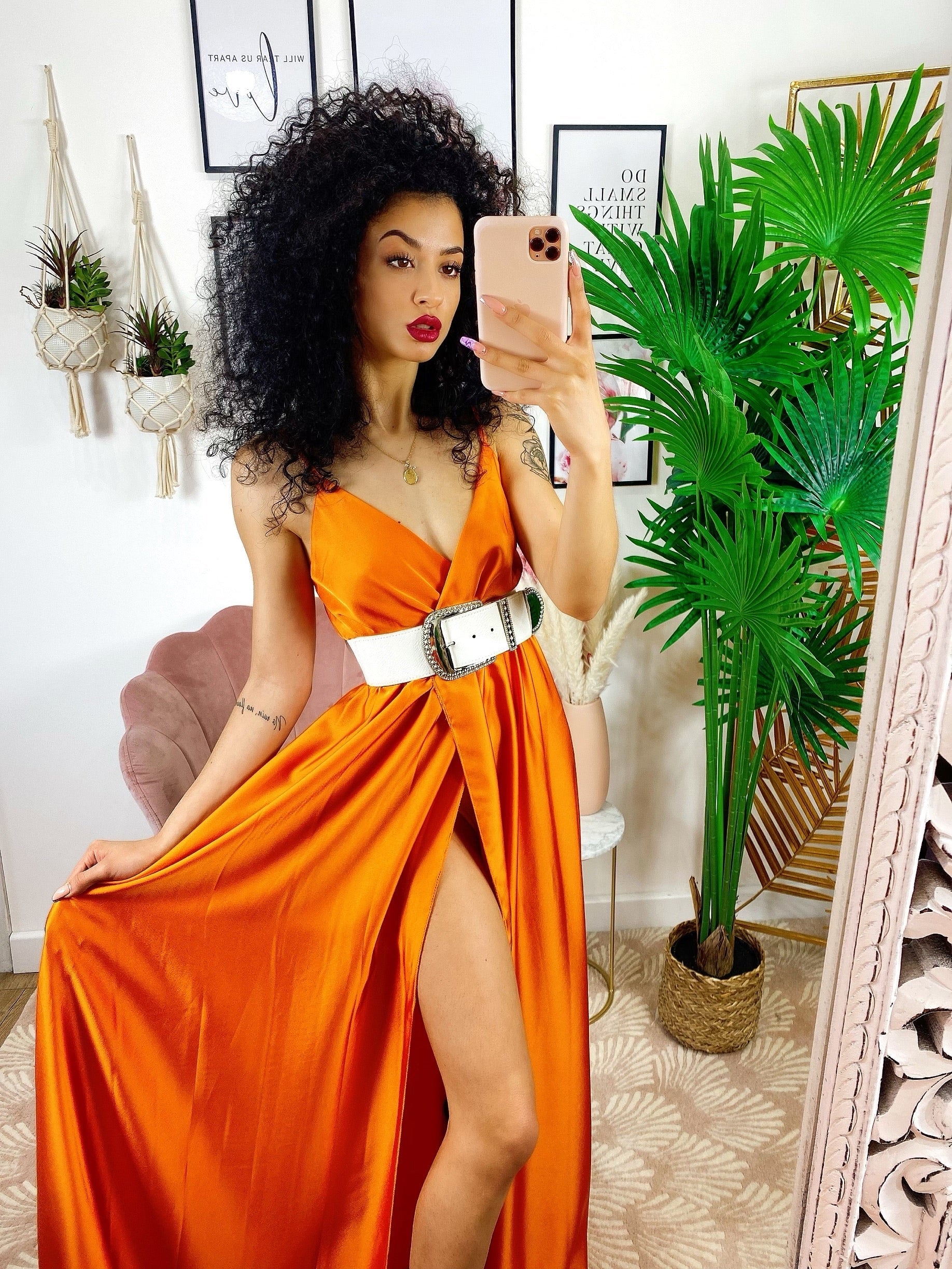 Abito in raso con maxi spacco arancione