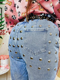 Jeans con borchie posteriori grandi