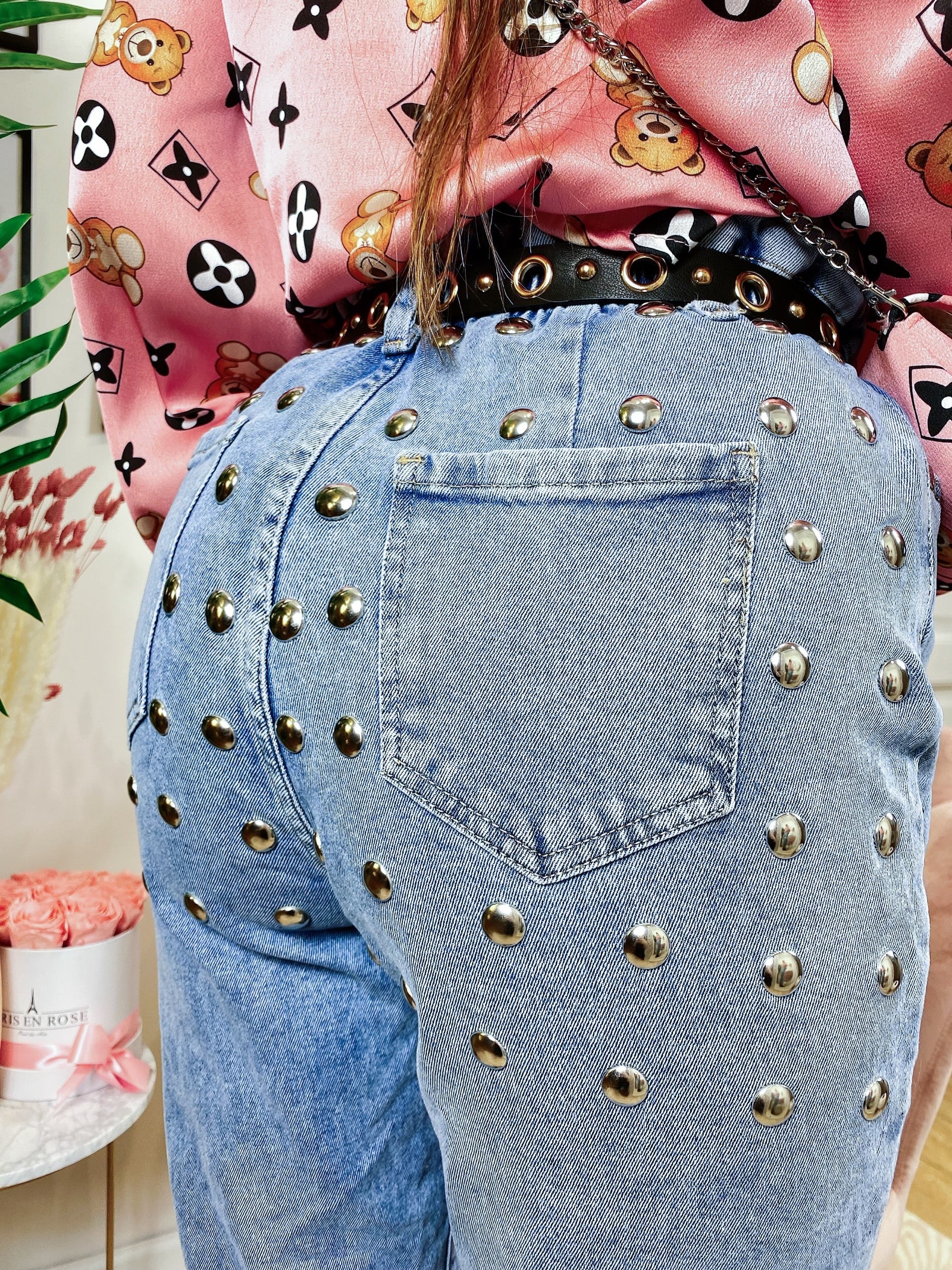 Jeans con borchie posteriori grandi