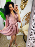 Abito a kimono in raso con cintura