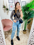 Jeans con strappi sfrangiato sotto