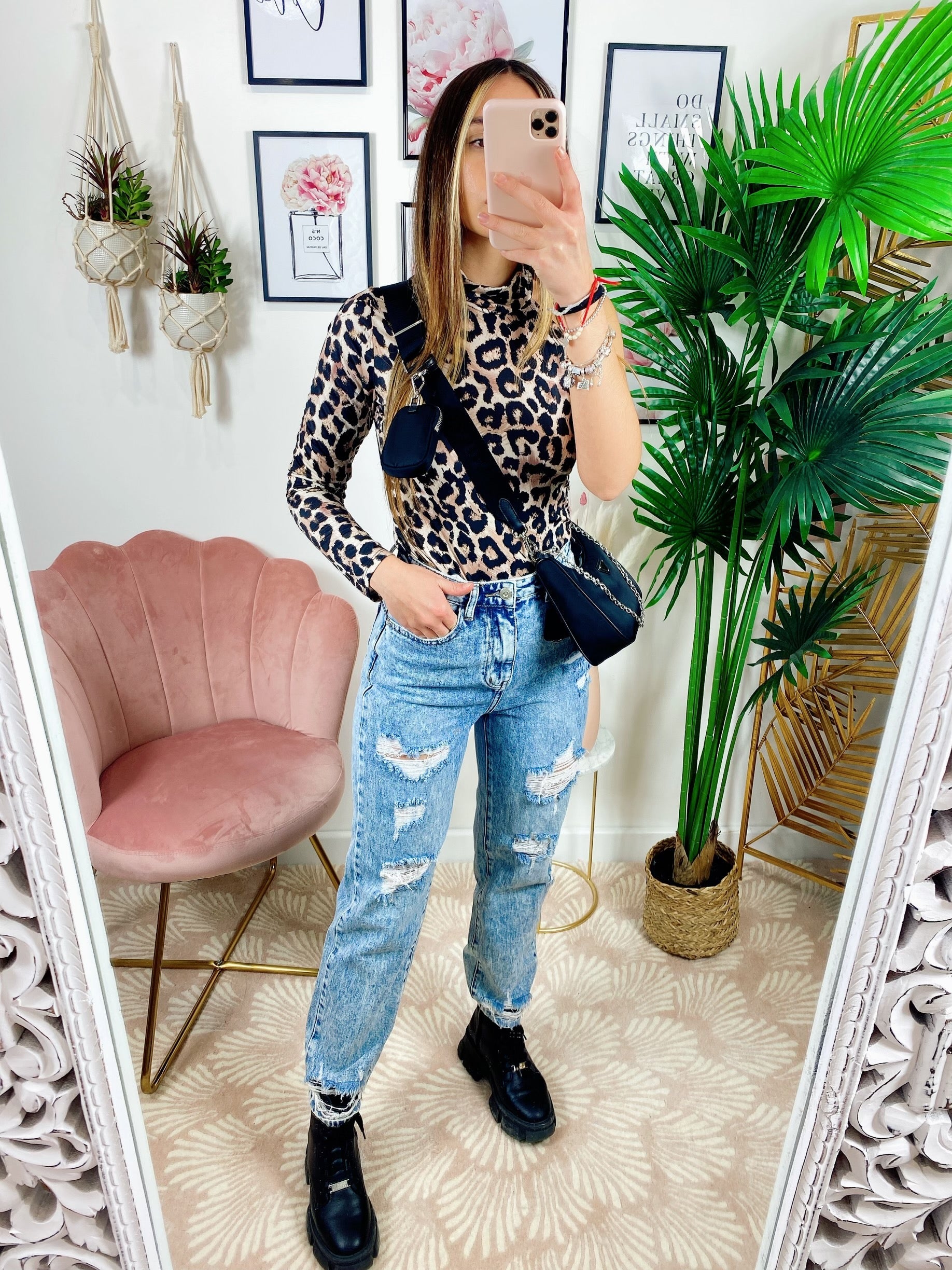 Jeans con strappi sfrangiato sotto