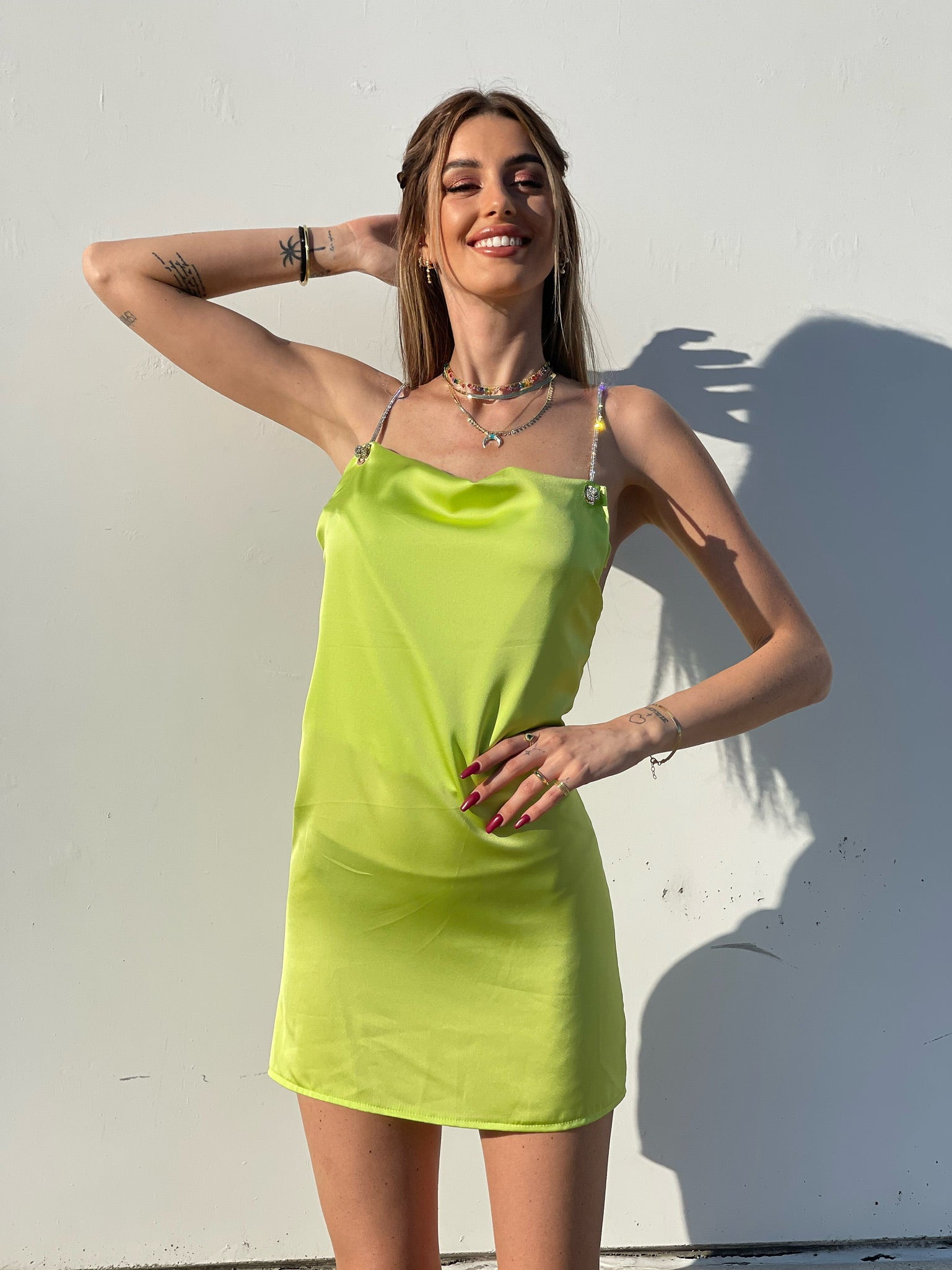 Abito in raso lime con dettaglio luce