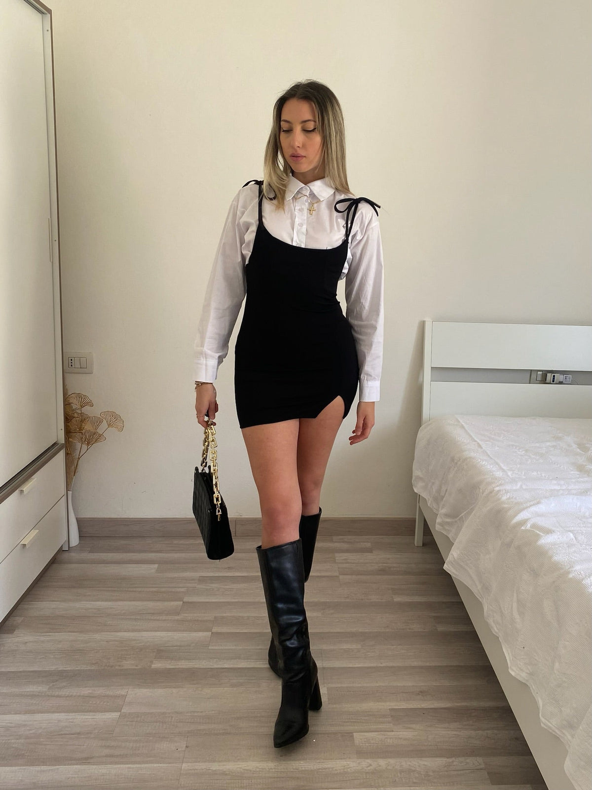 Abito nero con fiocchetti