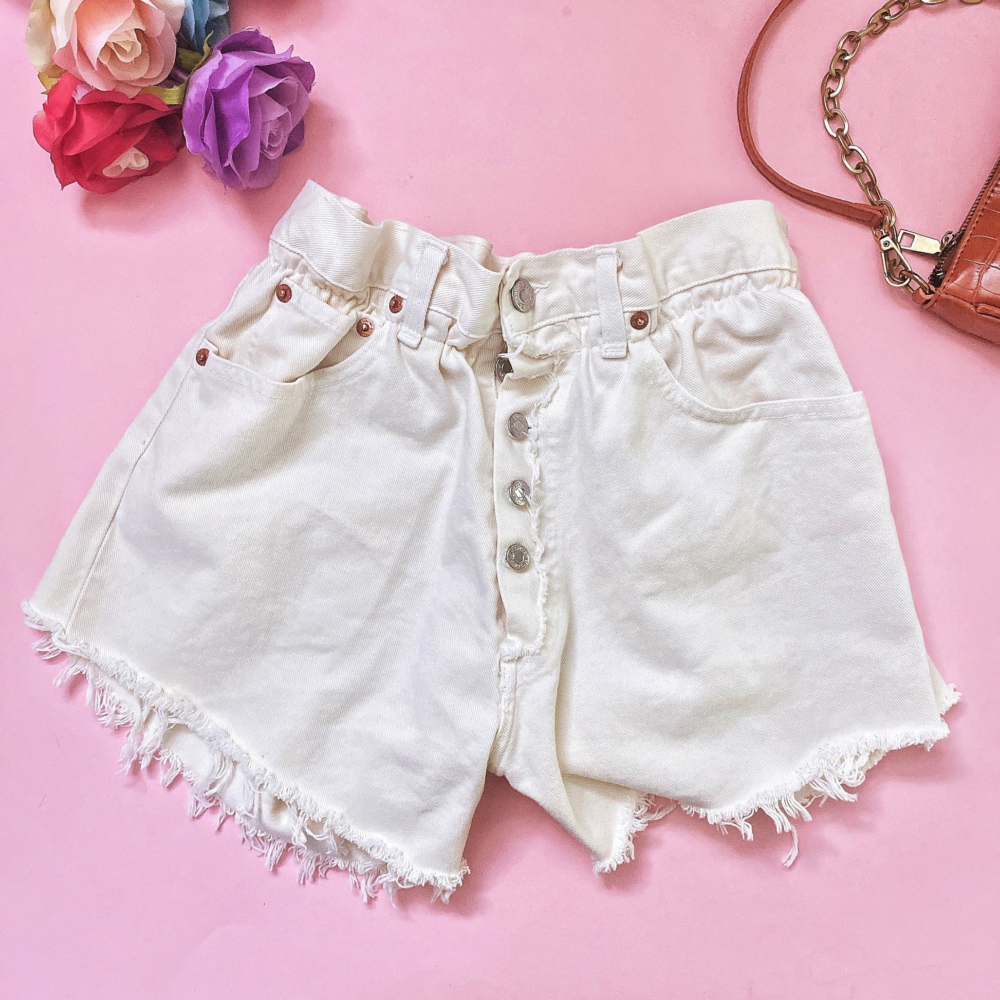 Levi’s Short Vintage bianco con borchie e strappi