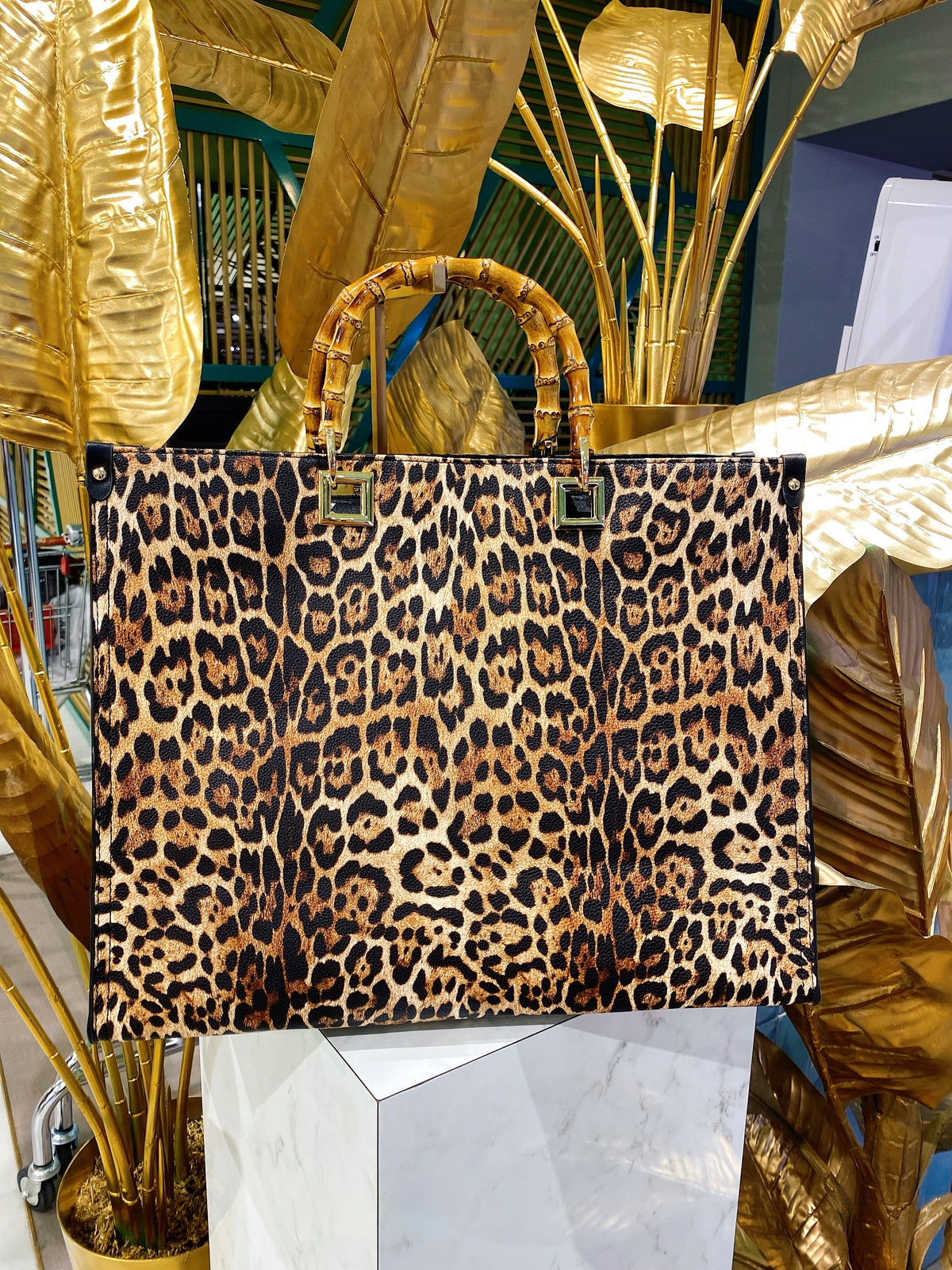 Maxi bag maculata con manico in legno