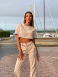 Completo maglia crop e pantalone beige