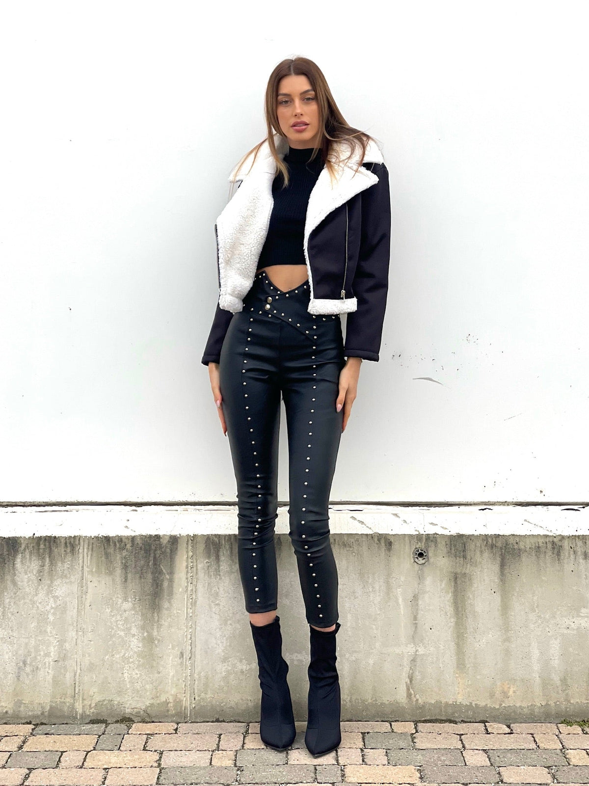 Pantalone in ecopelle con borchie
