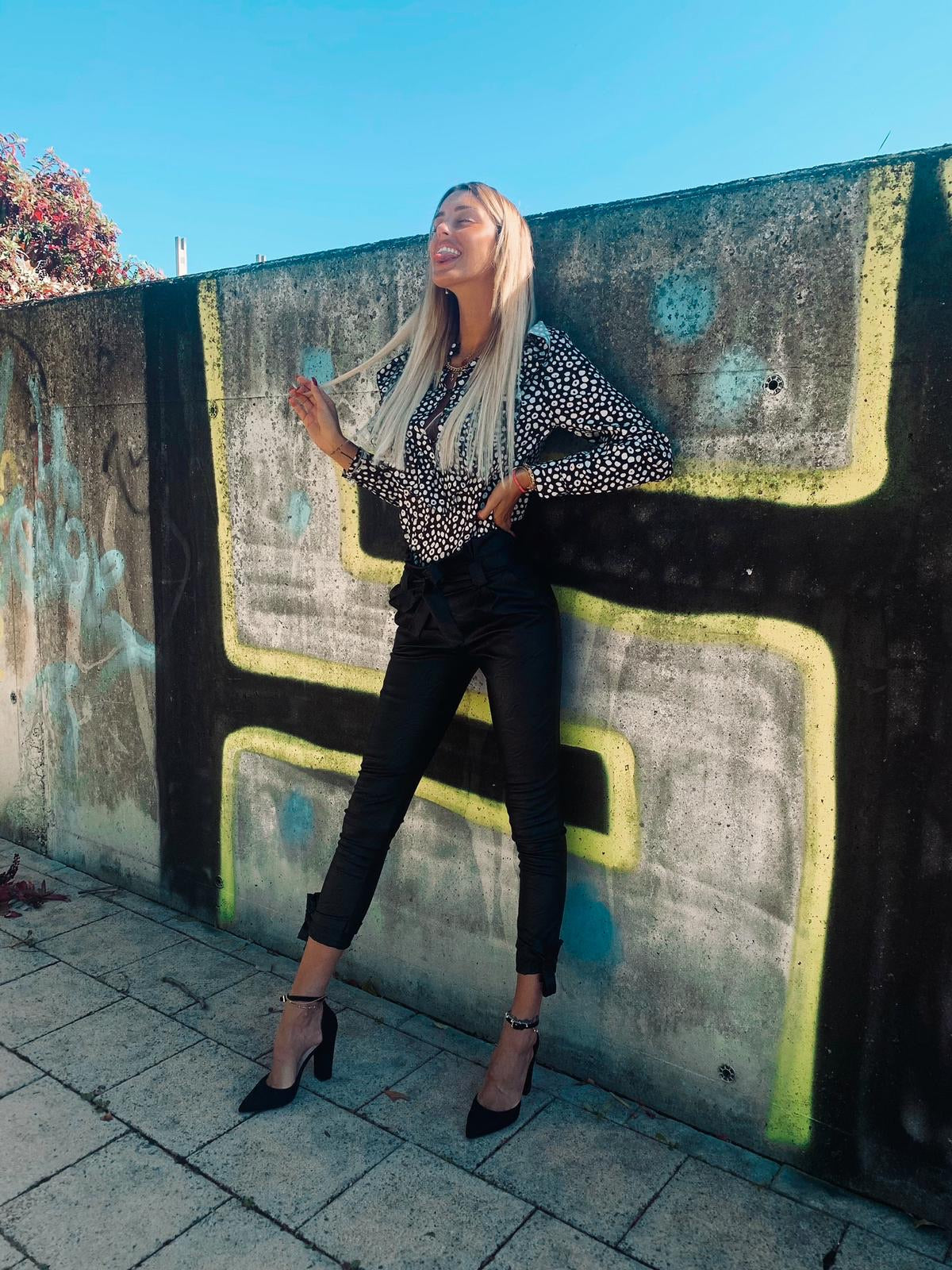 Pantalone in eco-pelle con lacci