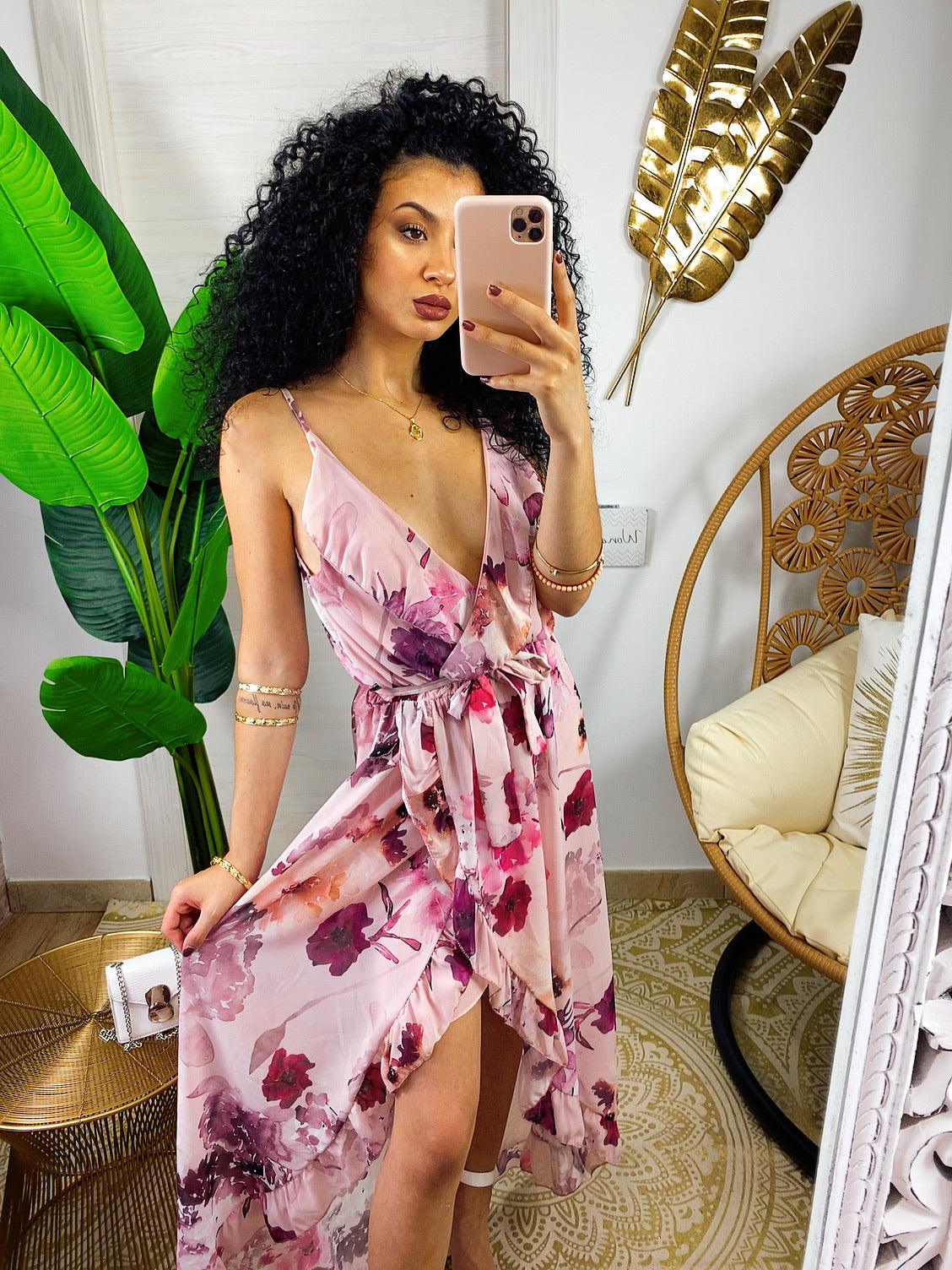 Abito con gonna asimmetrica e fiorellini rosa
