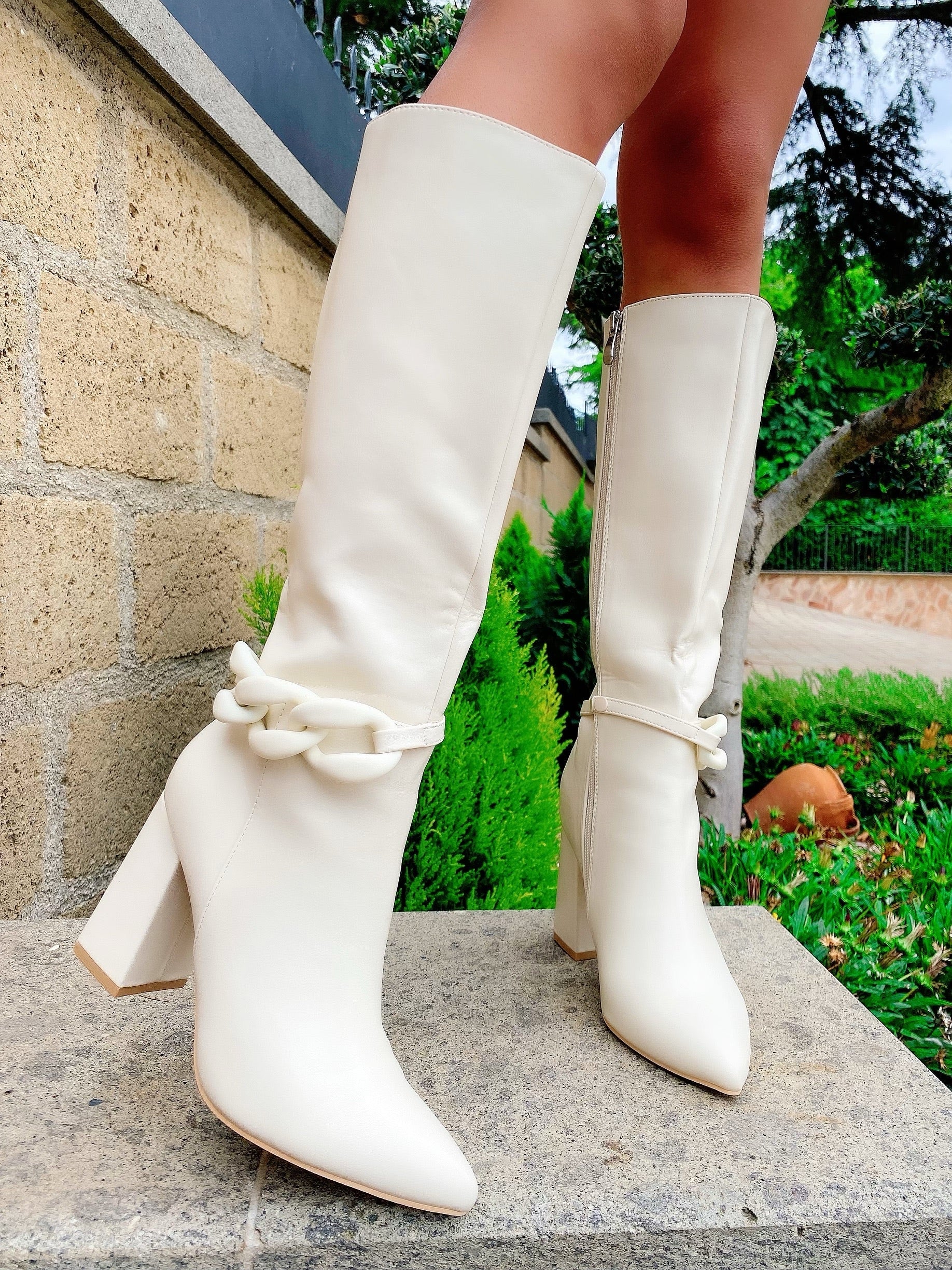 Stivale alto beige con catena