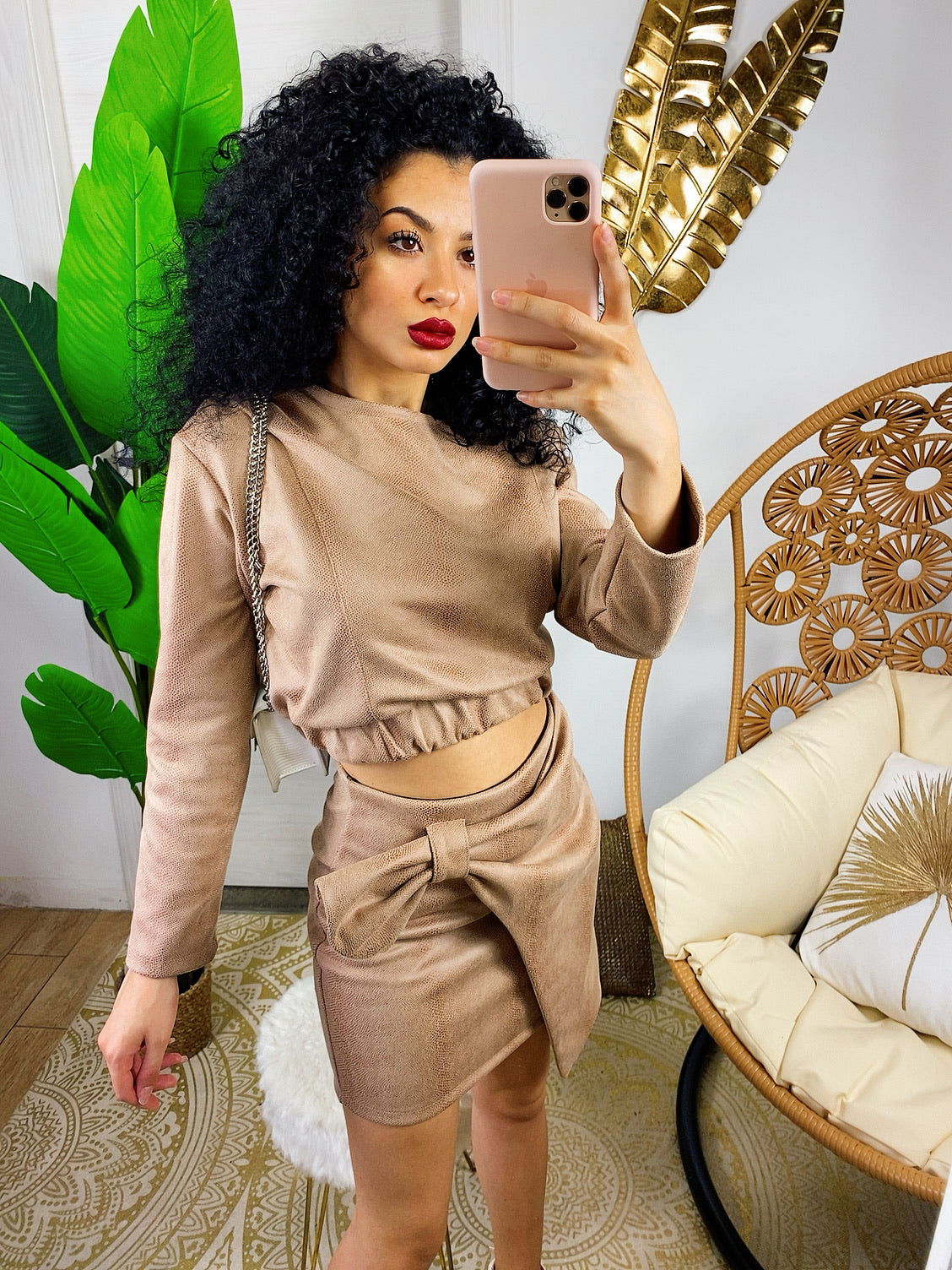 Completo in ecopelle top e gonna camel