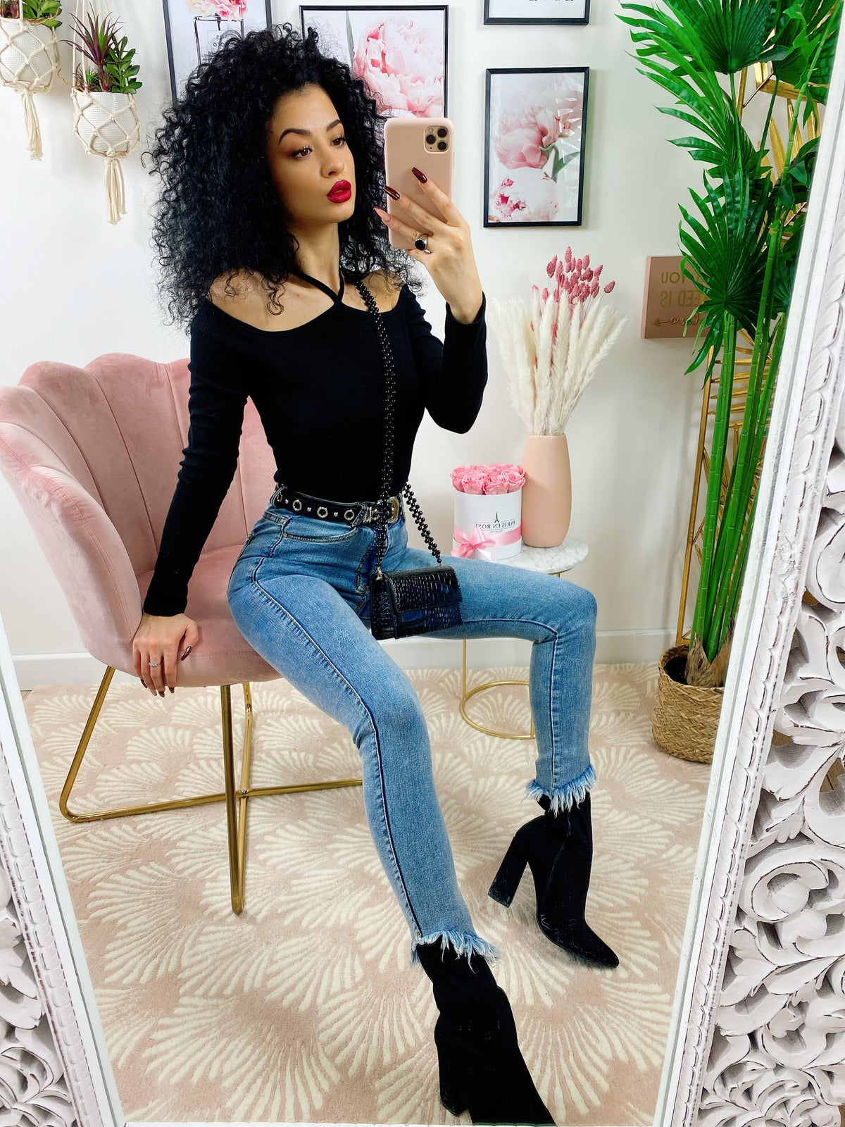 Jeans aderente sfrangiato sotto