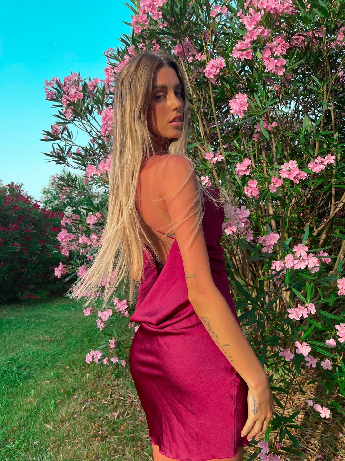 Abito a bretellina con incroci bordeaux
